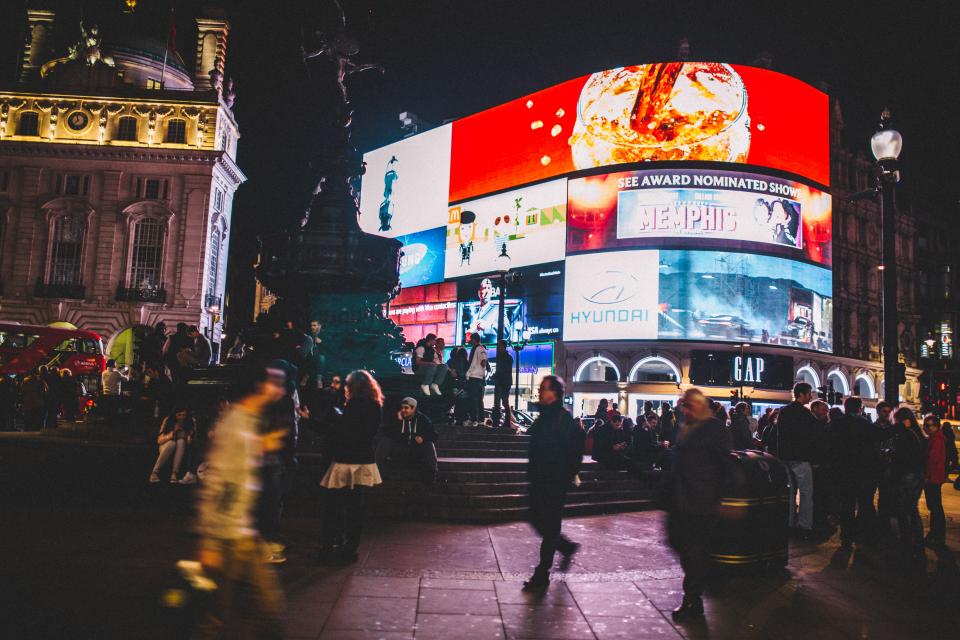 how to fund a travel lifestyle - piccadilly