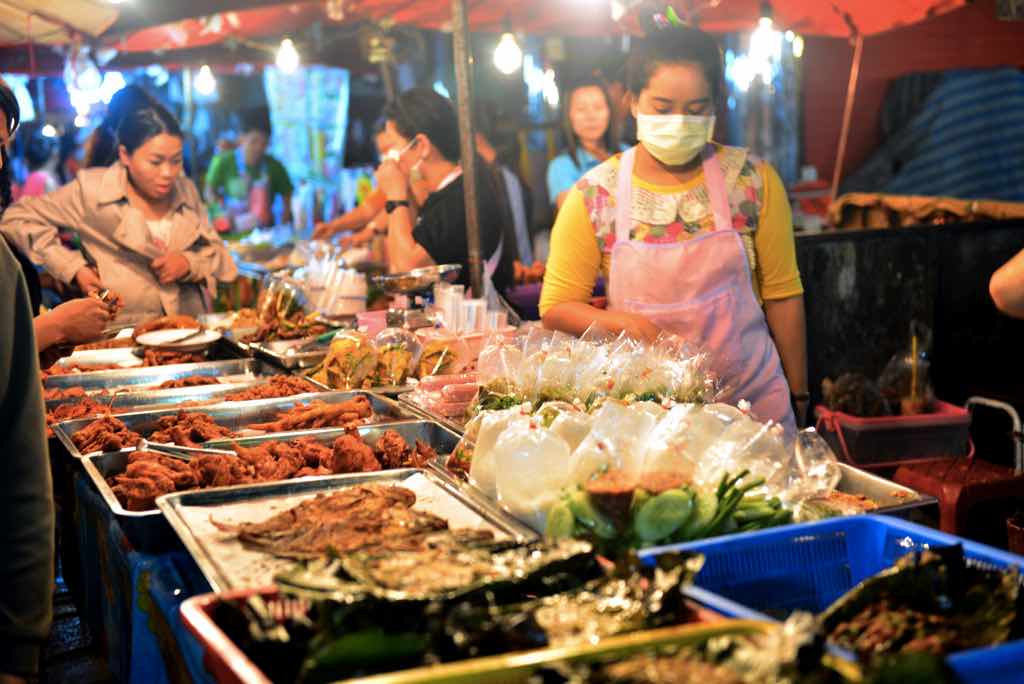 things to do in chiang mai sunday night market food