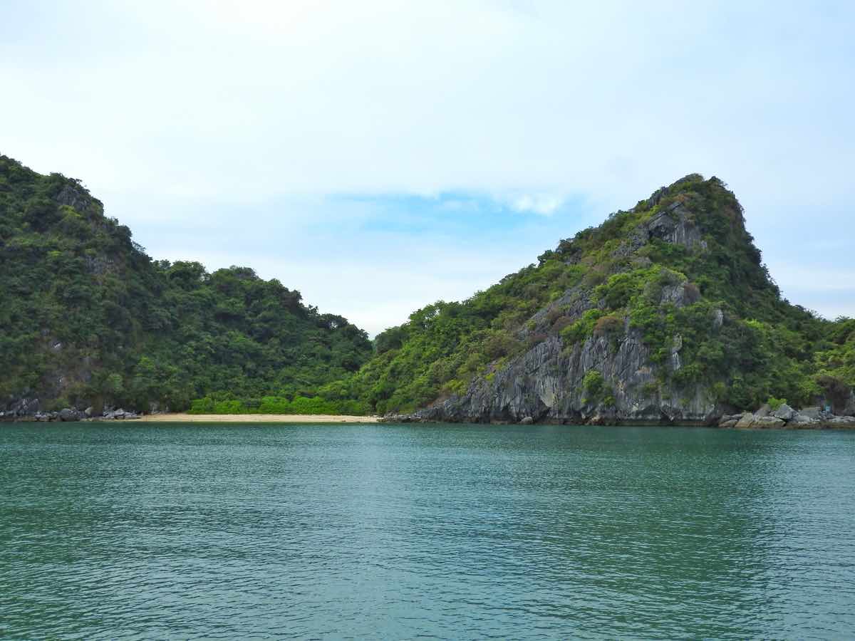 how to choose best halong bay cruise guide recommendations tips halong beach