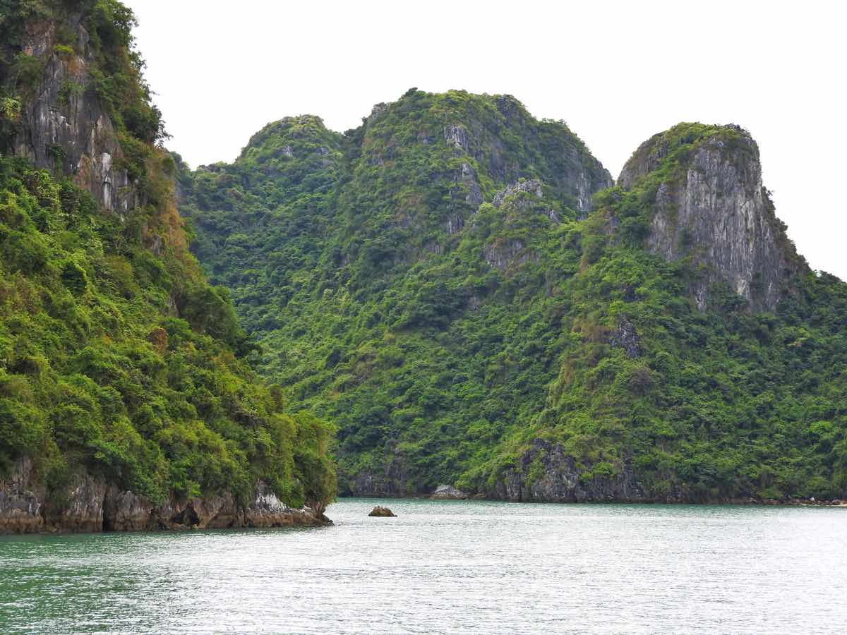 how to choose best halong bay cruise guide recommendations tips halong islands