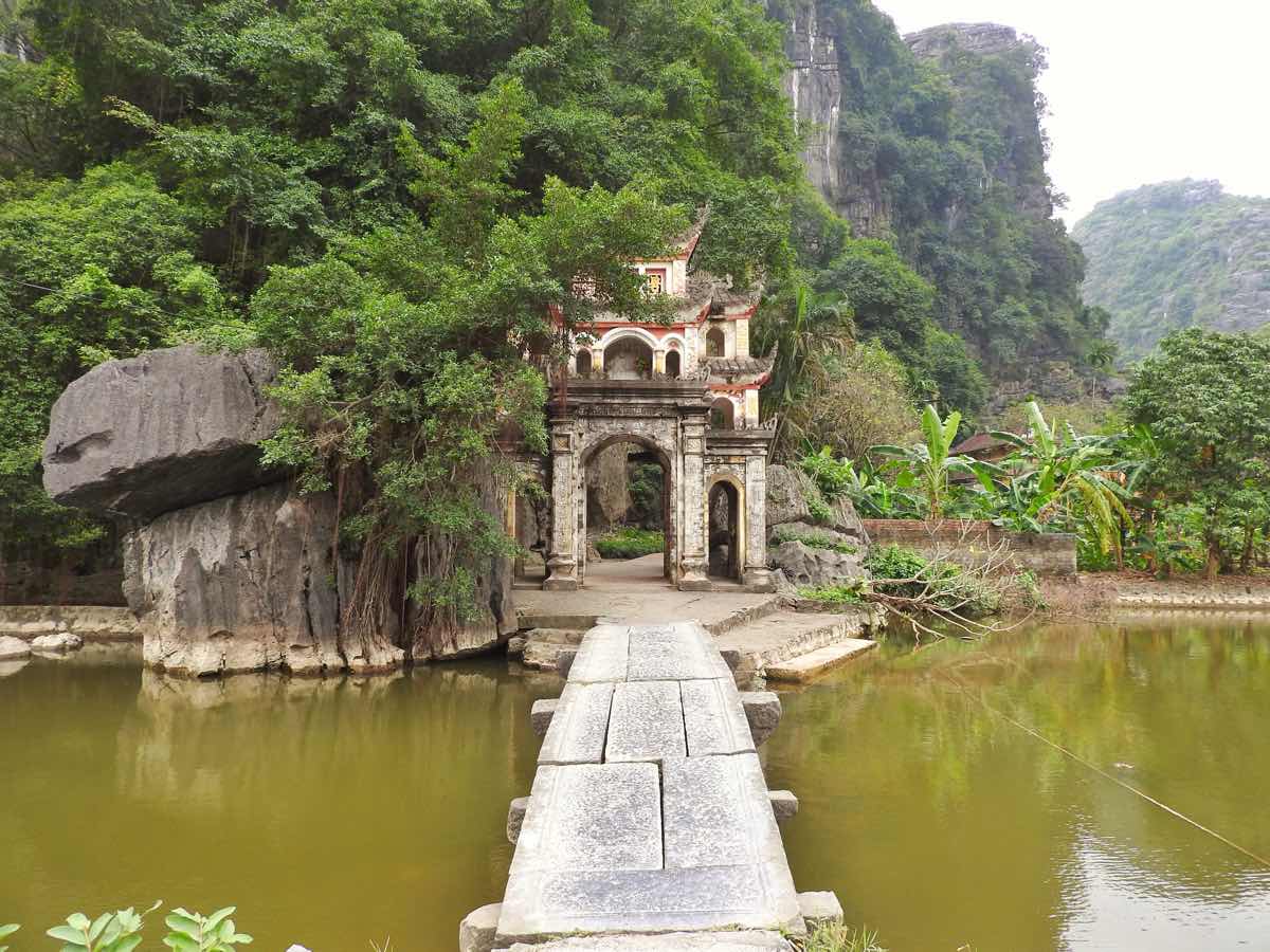 what to do in ninh binh itinerary bich dong temple