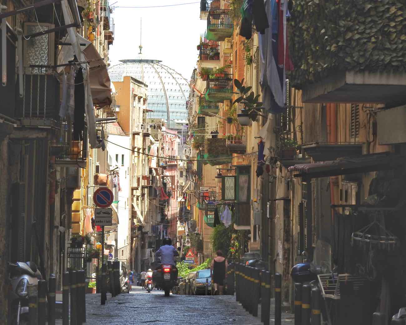 est ce que Naples est sûr pour les touristes en 2017 - rues du quartier espagnol