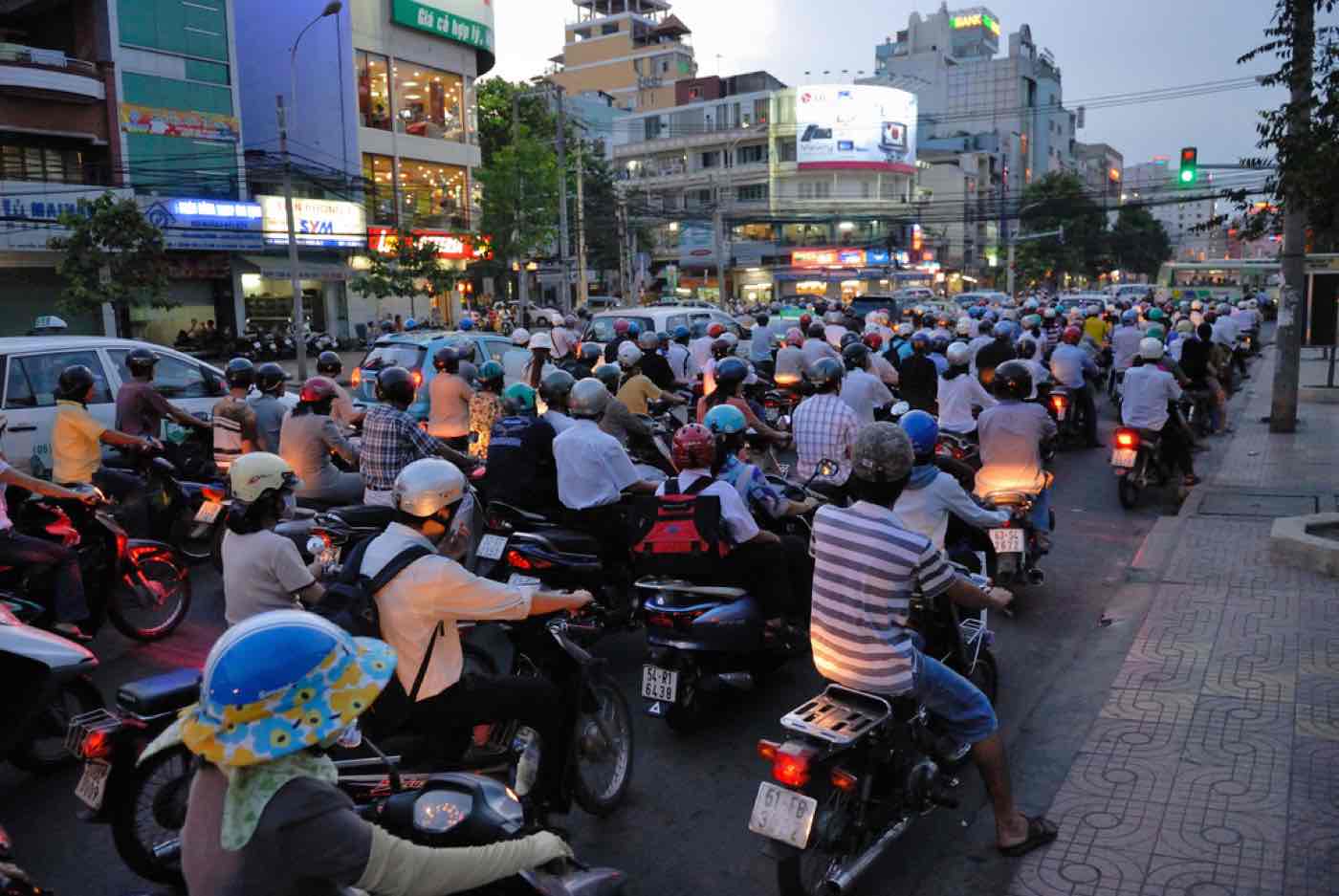 traffic vietnam tips motorcycles bikes .jpg