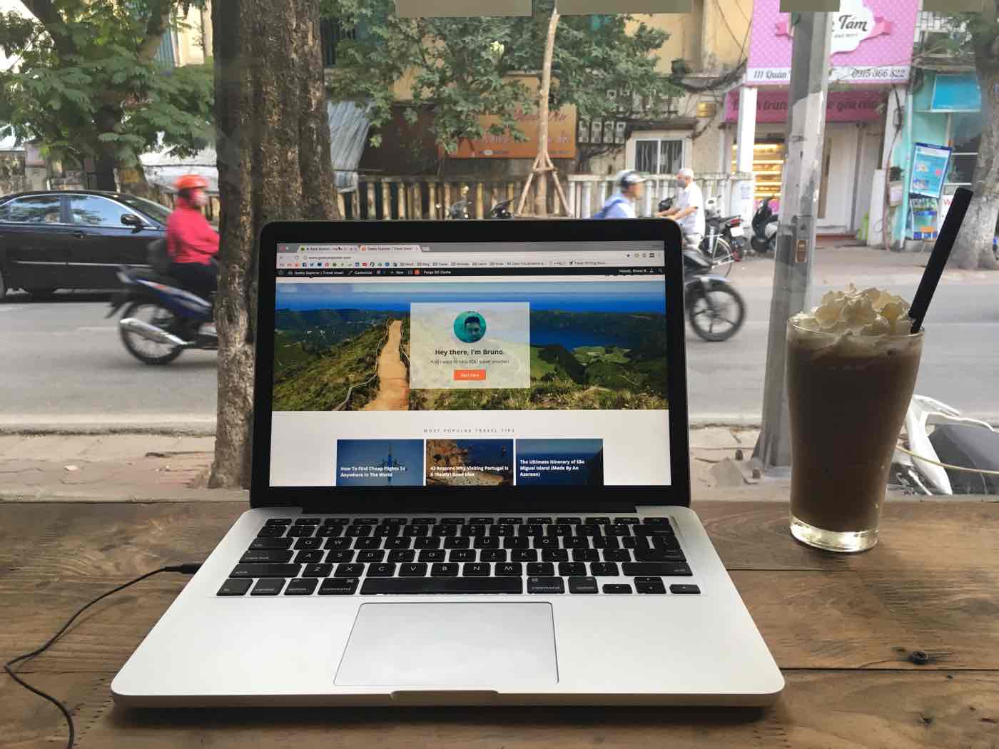 vietnam travel tips coffeshops laptop