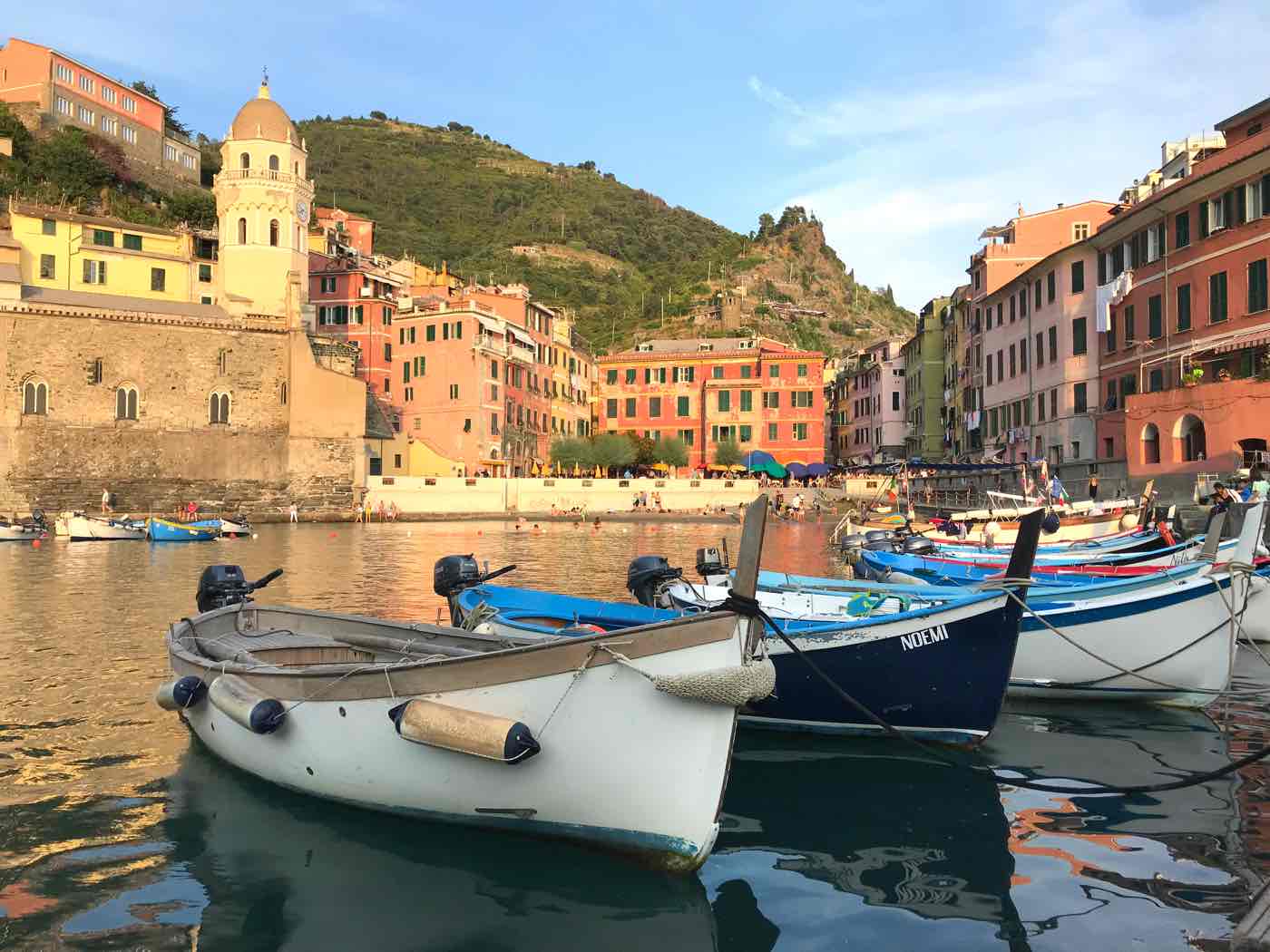 guide cinque terre blog where to stay vernazza harbor italy