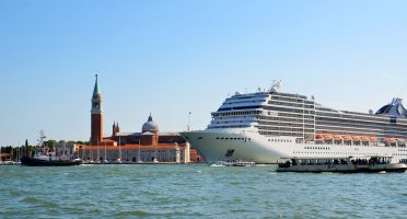 Cruise ship dwarfs Venice