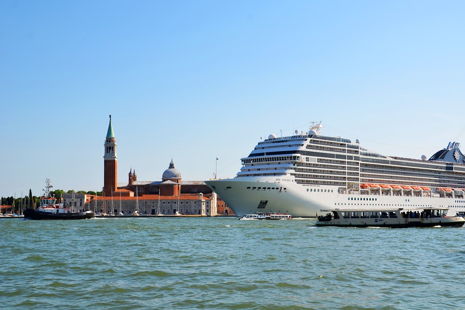 Cruise ship dwarfs Venice