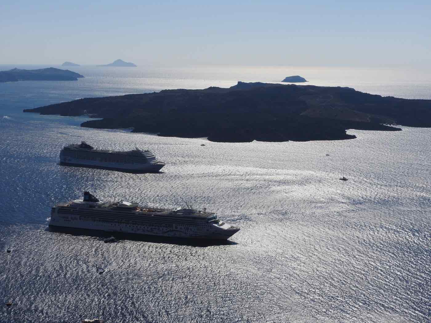 Cruise ships santorini