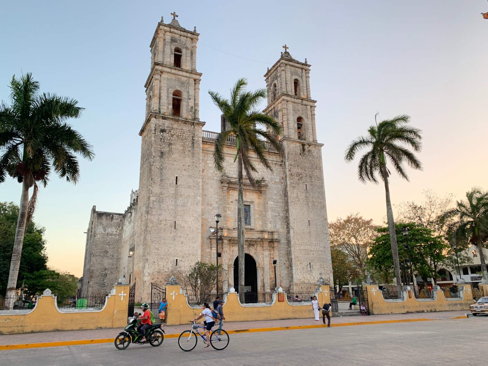 valladolid mexico iglesia san servicio